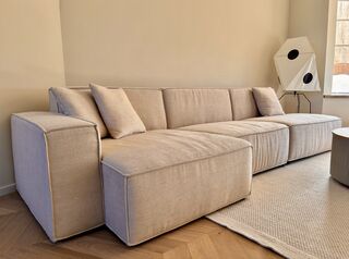 Beige elementen bank in rechtse opstelling, 2025